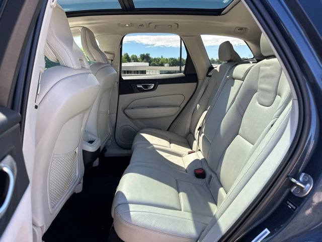Certified 2022 Volvo XC60 B5 Momentum w/ Climate Package AWD/4WD image 13