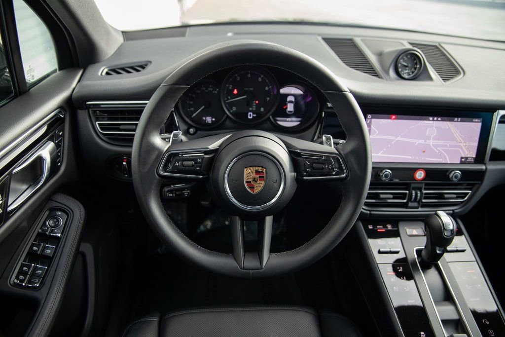 Certified 2025 Porsche Macan image 14