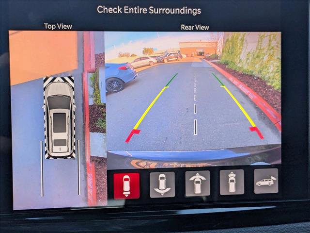 Used 2024 Chrysler Pacifica Premium image 13