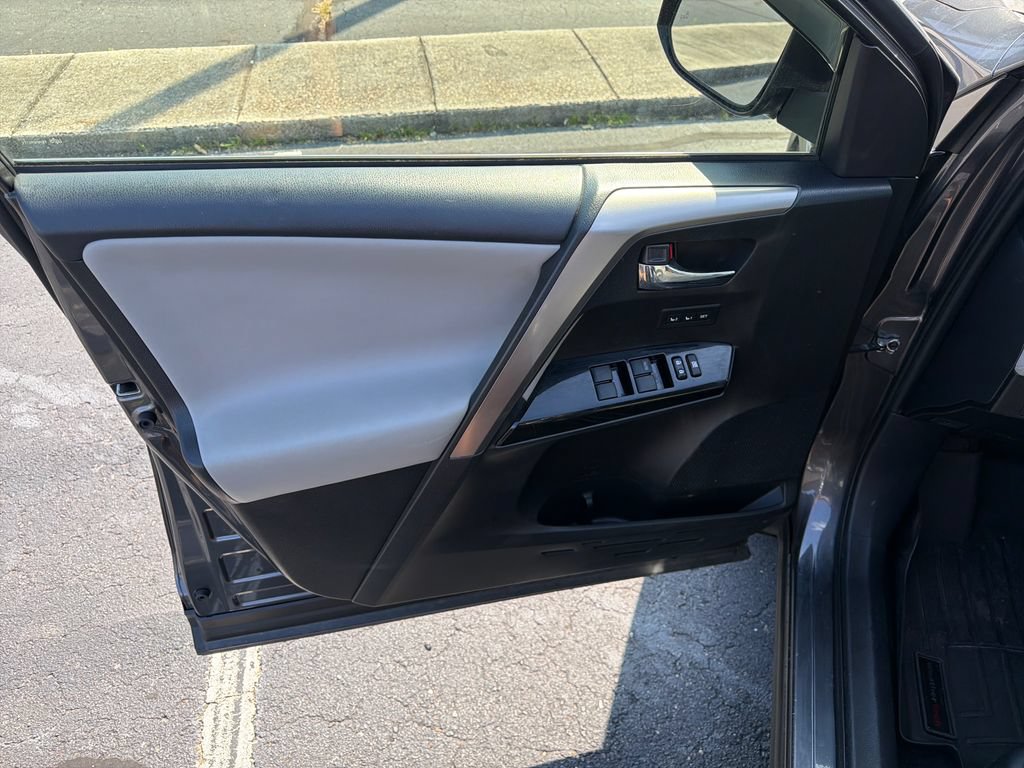 Used 2017 Toyota RAV4 Limited FWD image 19