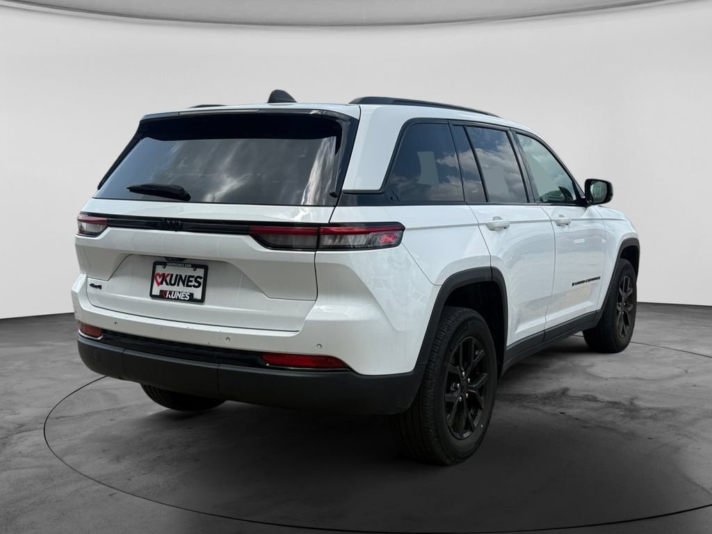 Used 2024 Jeep Grand Cherokee Altitude AWD/4WD image 9
