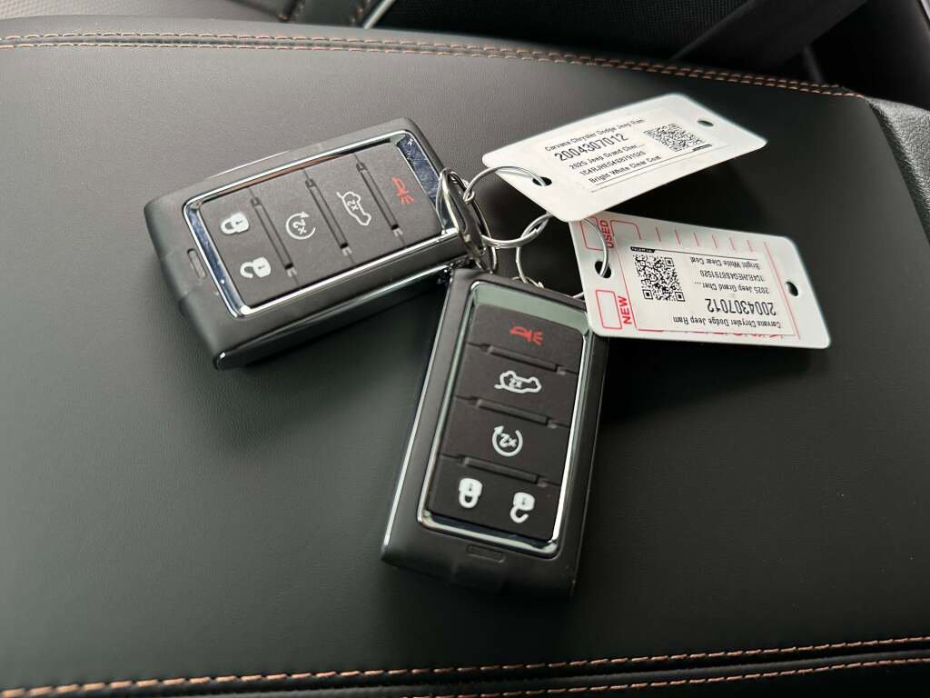 New 2025 Jeep Grand Cherokee Summit w/ Luxury Tech Group V image 30