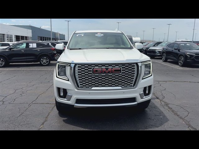 Used 2021 GMC Yukon XL Denali w/ Denali Premium Package AWD/4WD image 3