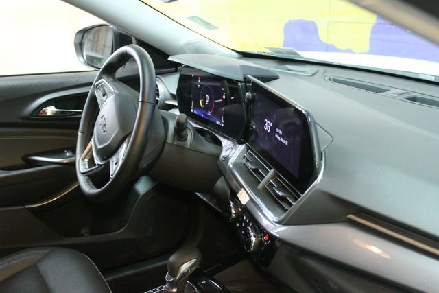 Used 2025 Chevrolet Trax ACTIV w/ Sunroof Package FWD image 10