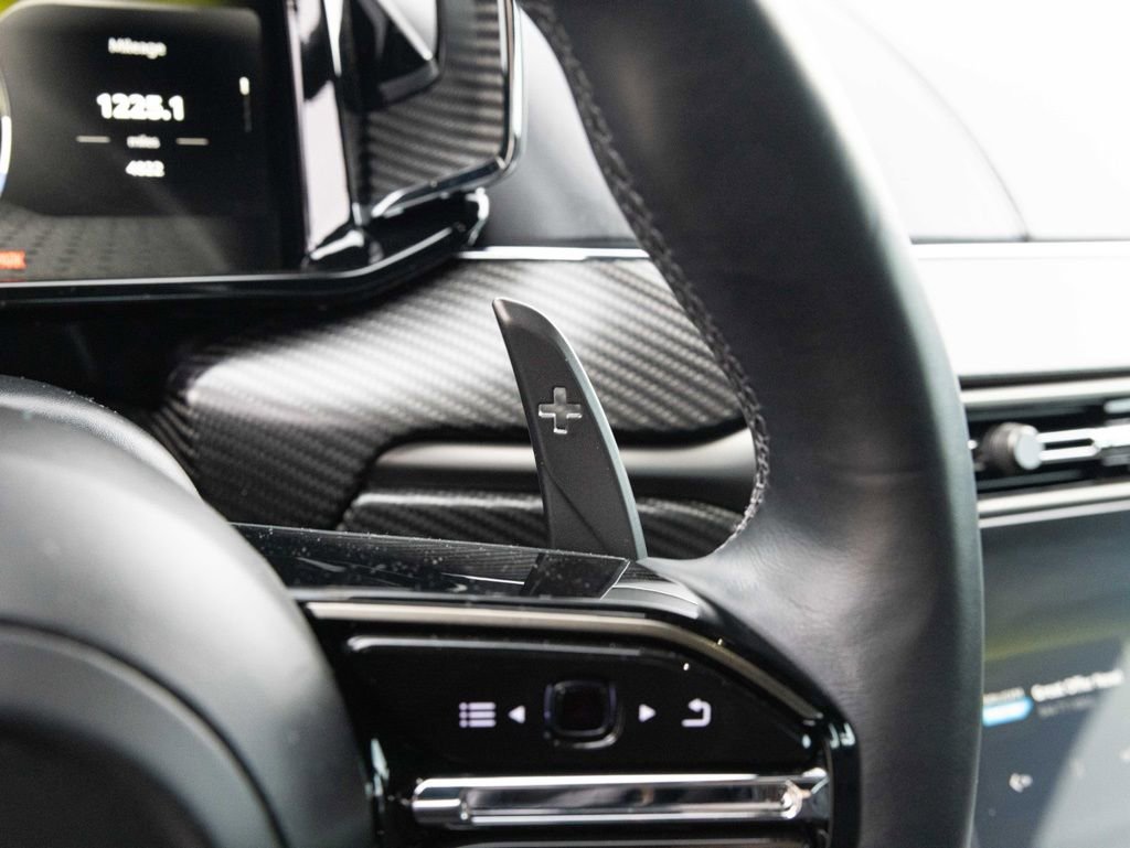 Used 2025 Aston Martin V8 Vantage Coupe image 32