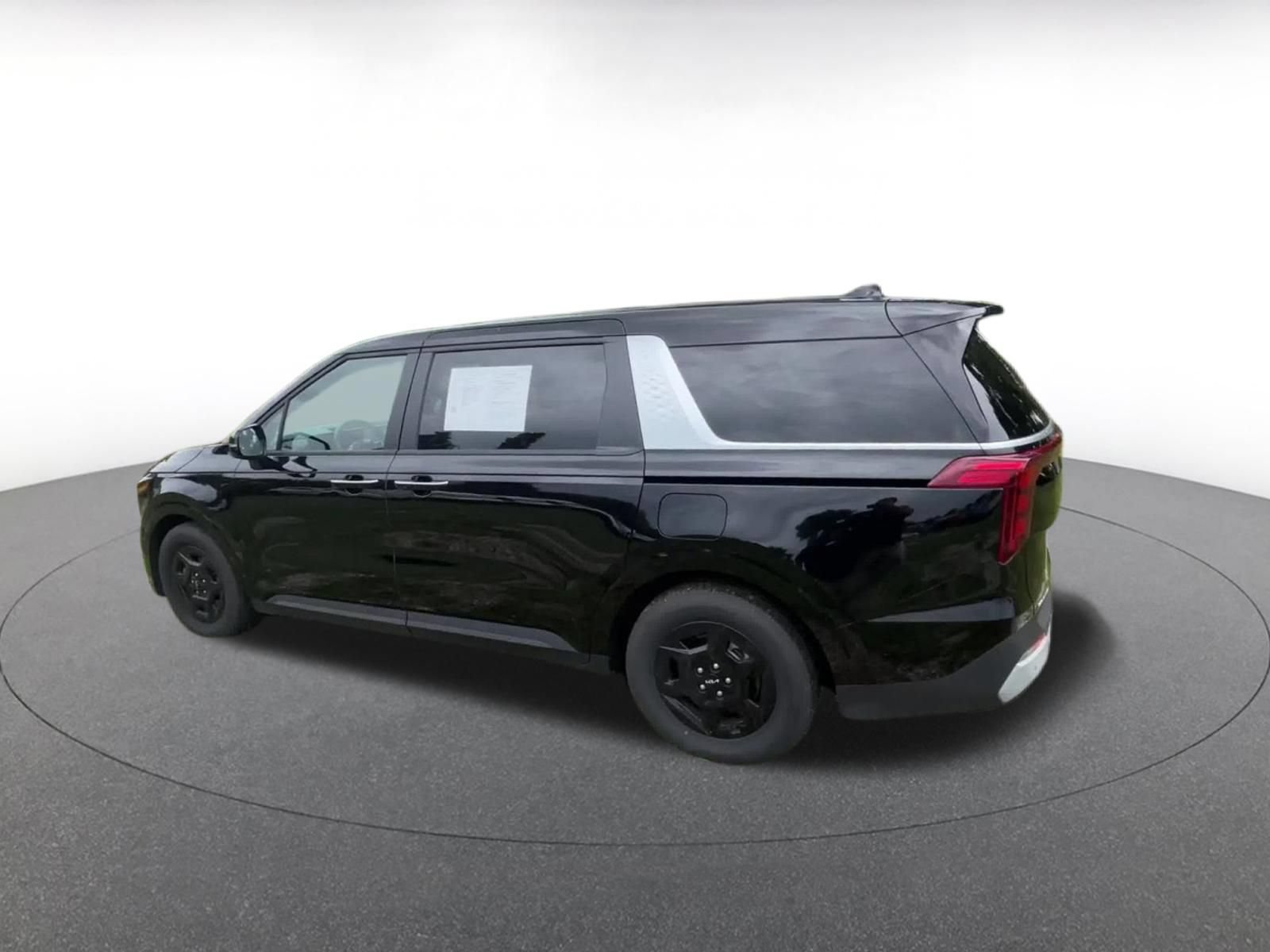Used 2026 Kia Carnival FWD image 9
