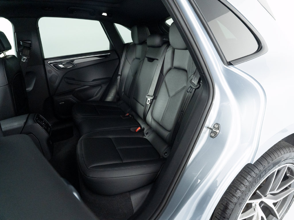 Certified 2026 Porsche Macan AWD/4WD image 42