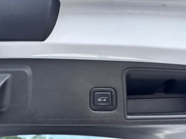 Used 2023 GMC Terrain SLT w/ Tech Package image 16