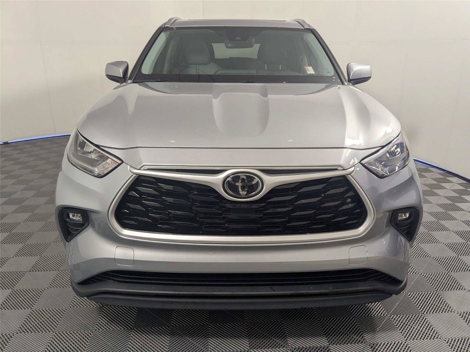 Certified 2020 Toyota Highlander XLE FWD image 3