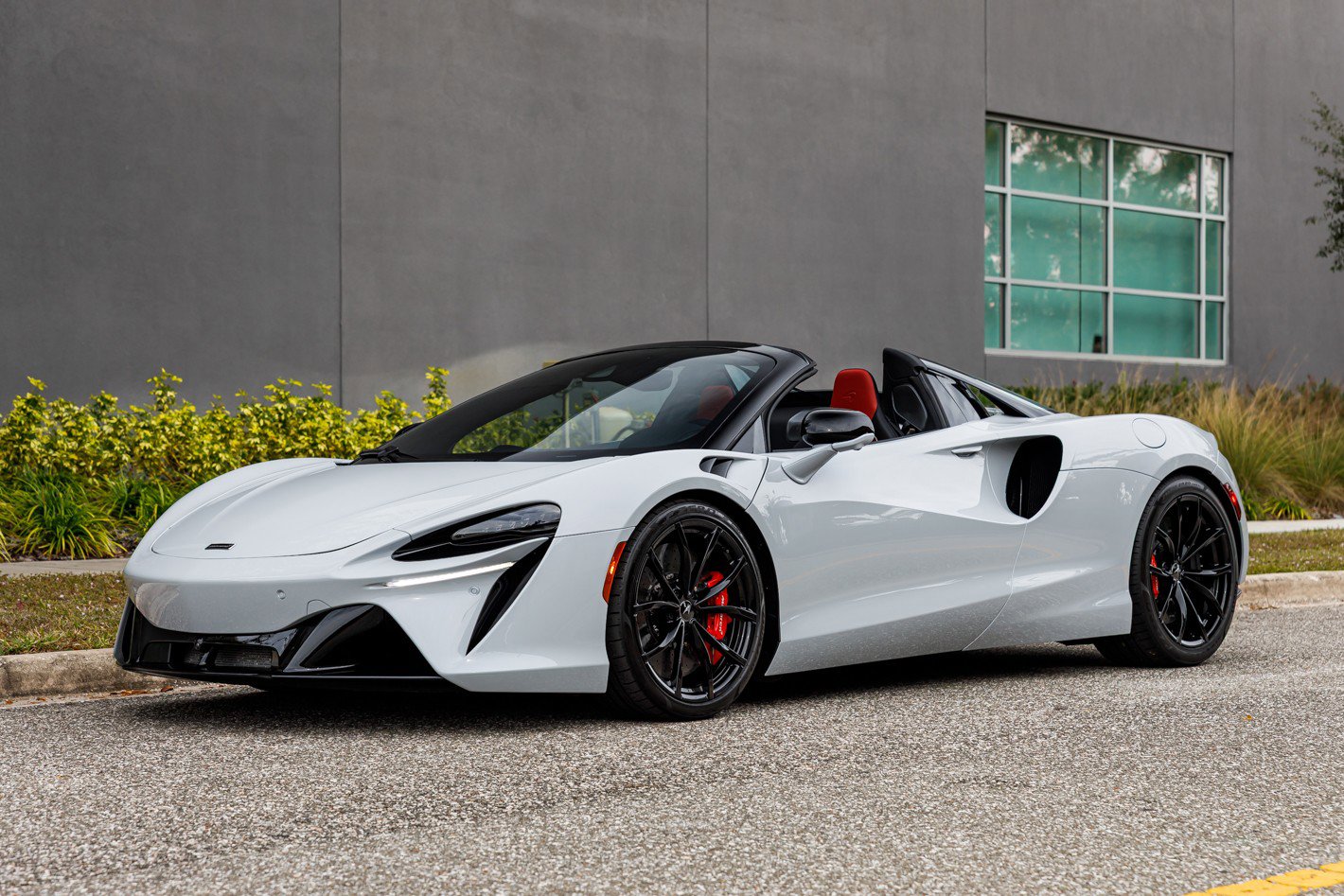 Used 2025 McLaren Artura Spider image 20