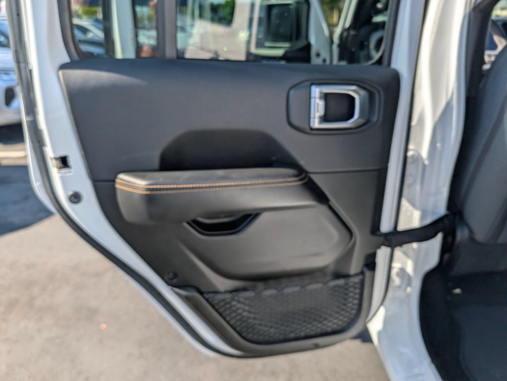 Used 2025 Jeep Wrangler Unlimited Sahara AWD/4WD image 16