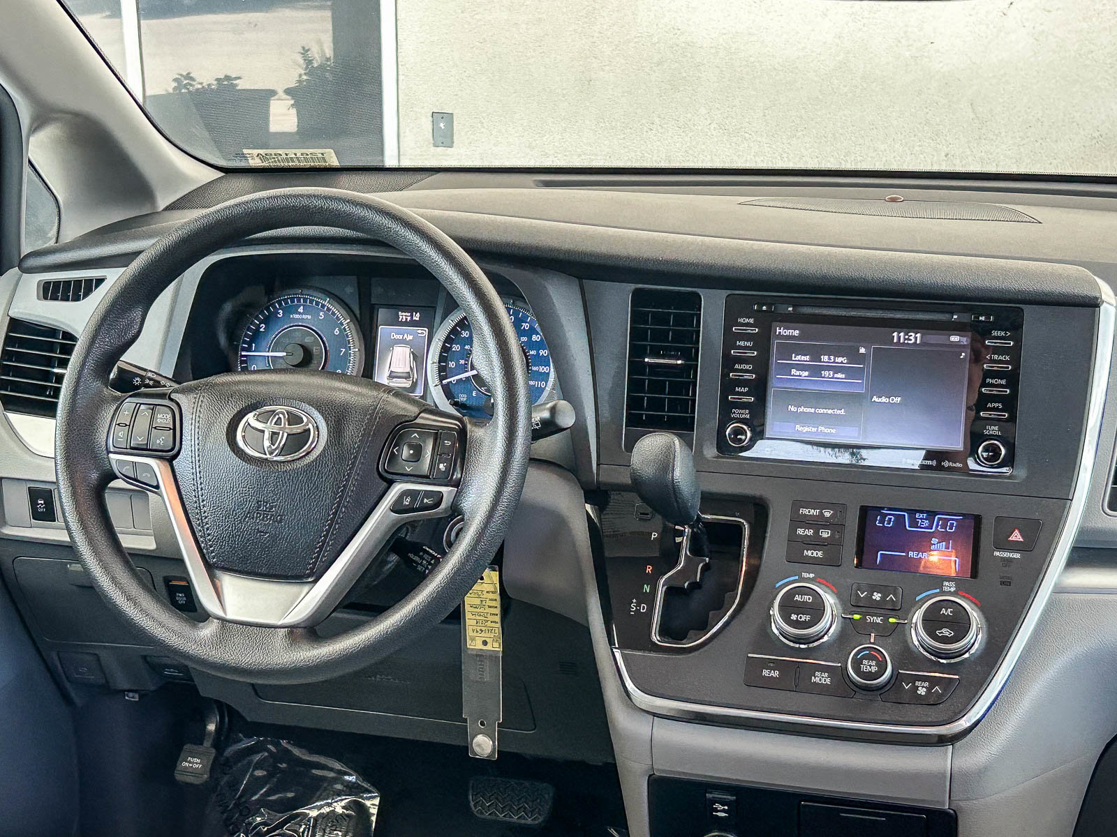 Used 2019 Toyota Sienna LE w/ Carpet Mat Package FWD image 12