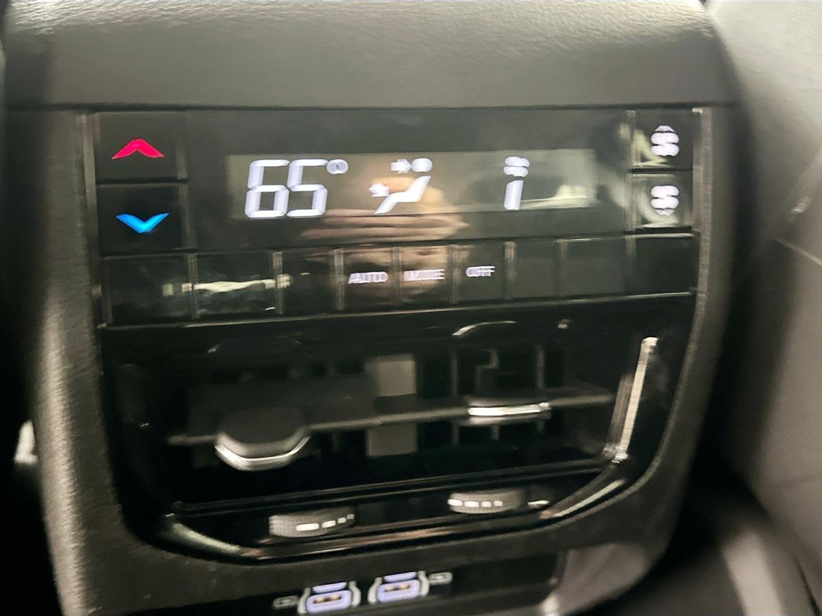 Used 2023 Jeep Grand Cherokee L Laredo image 31