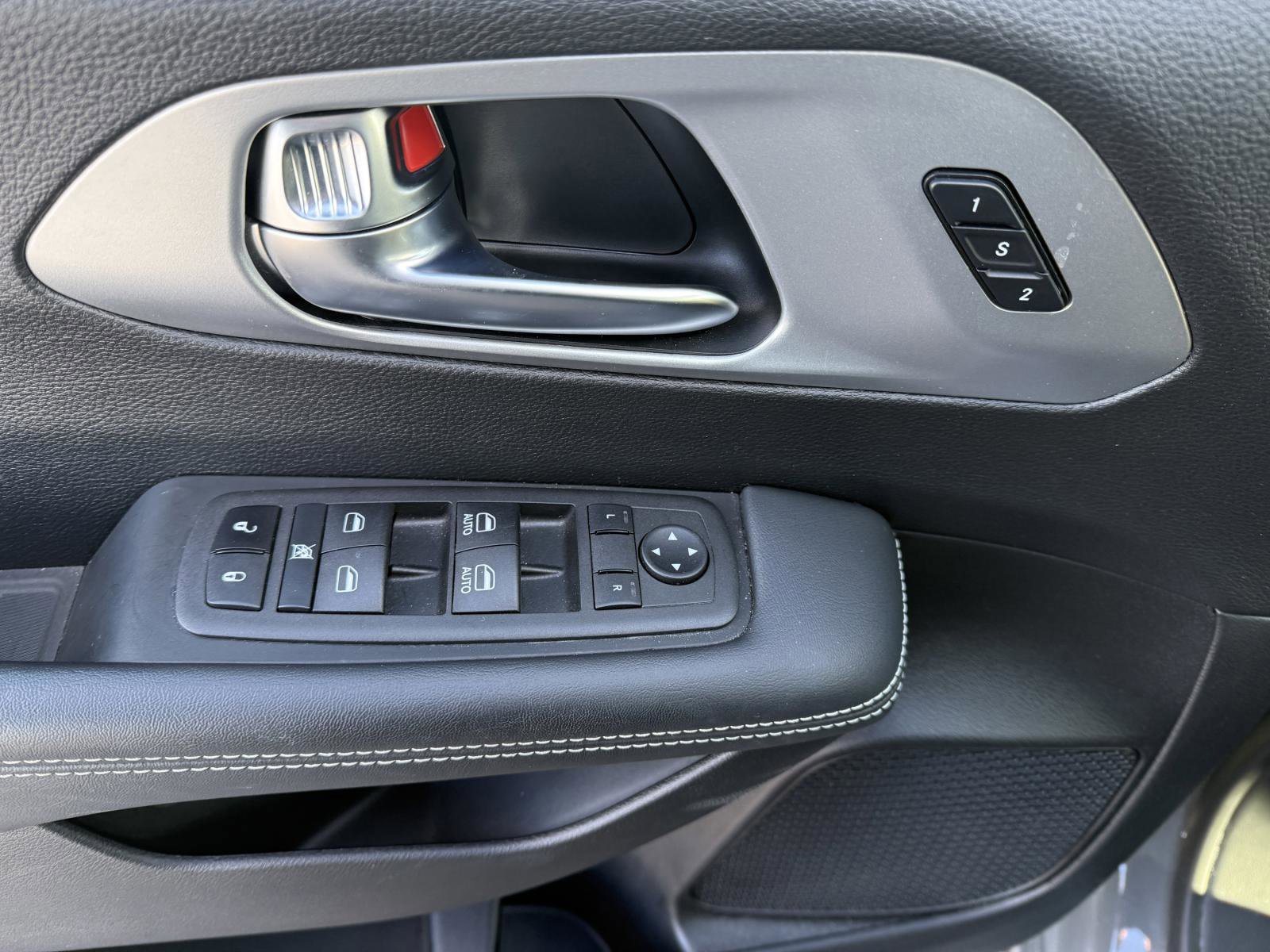 Used 2023 Chrysler Pacifica Touring-L w/ S Appearance Package FWD image 17