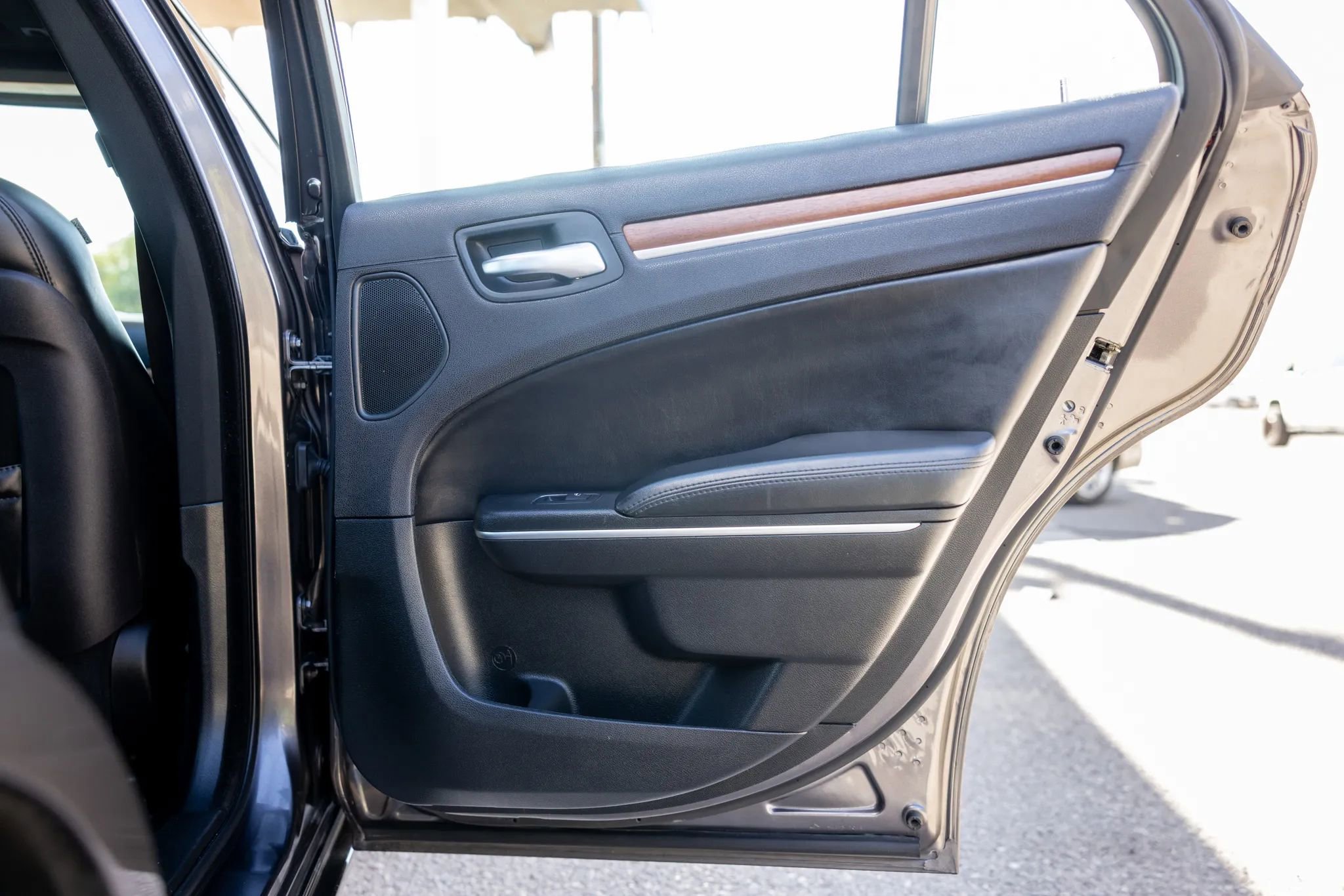 Used 2017 Chrysler 300 C Platinum image 17