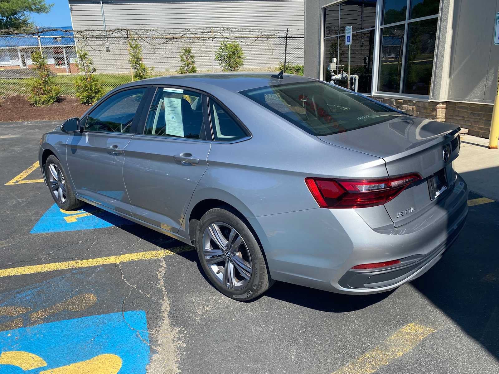 Used 2023 Volkswagen Jetta SE FWD image 3