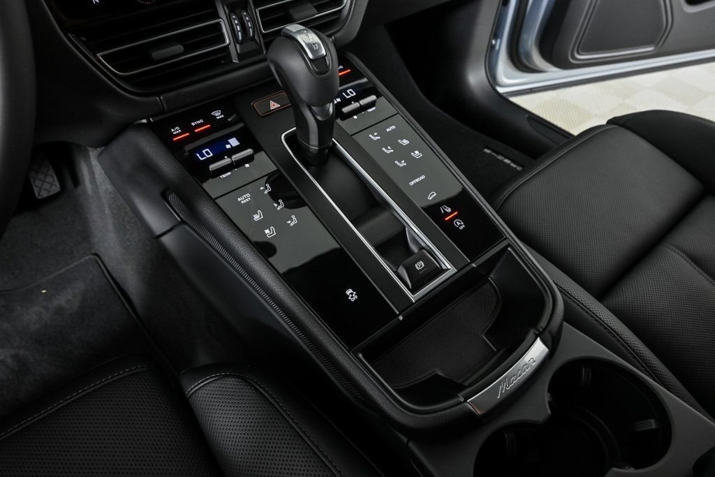 Certified 2026 Porsche Macan AWD/4WD image 17