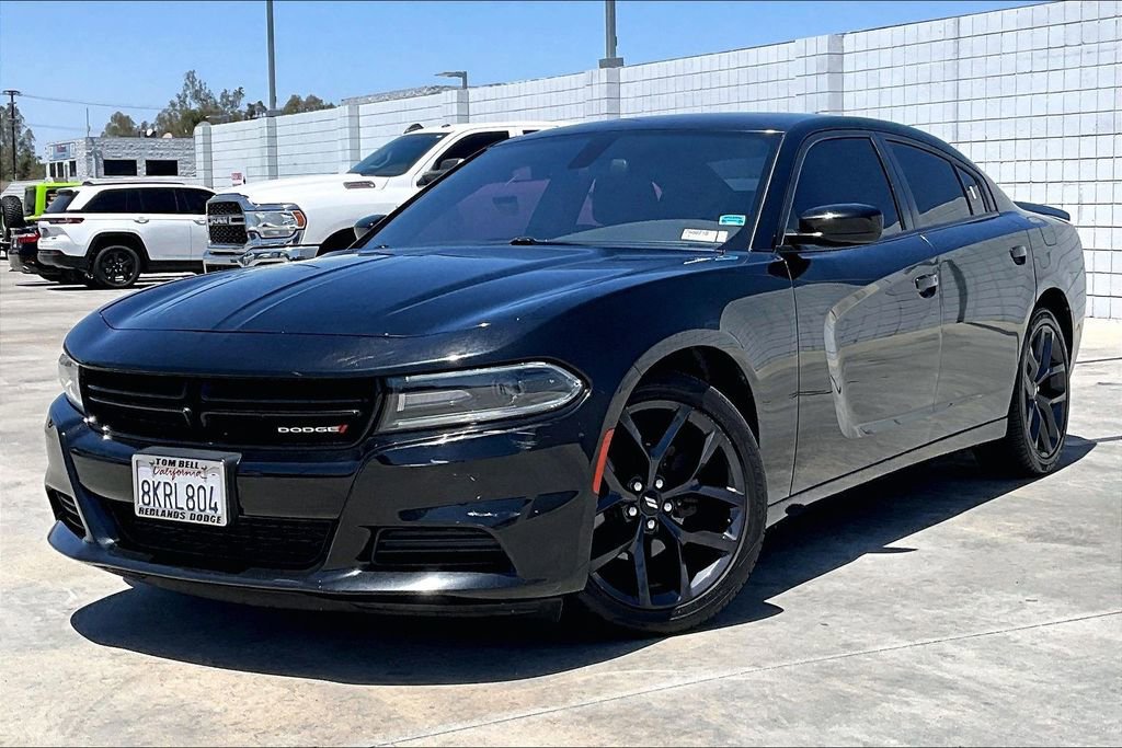 Used 2019 Dodge Charger SXT w/ Blacktop Package RWD image 2