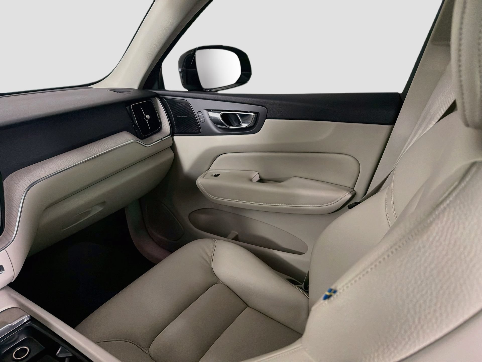 Certified 2023 Volvo XC60 B5 Plus w/ Protection Package Premier FWD image 25