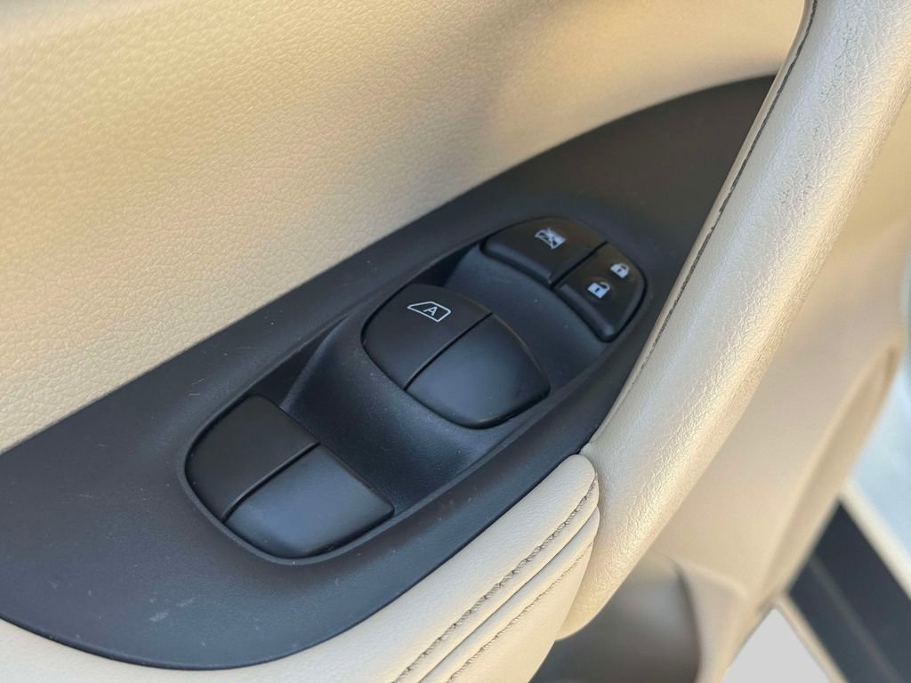 Used 2017 Nissan Rogue SL AWD/4WD image 16