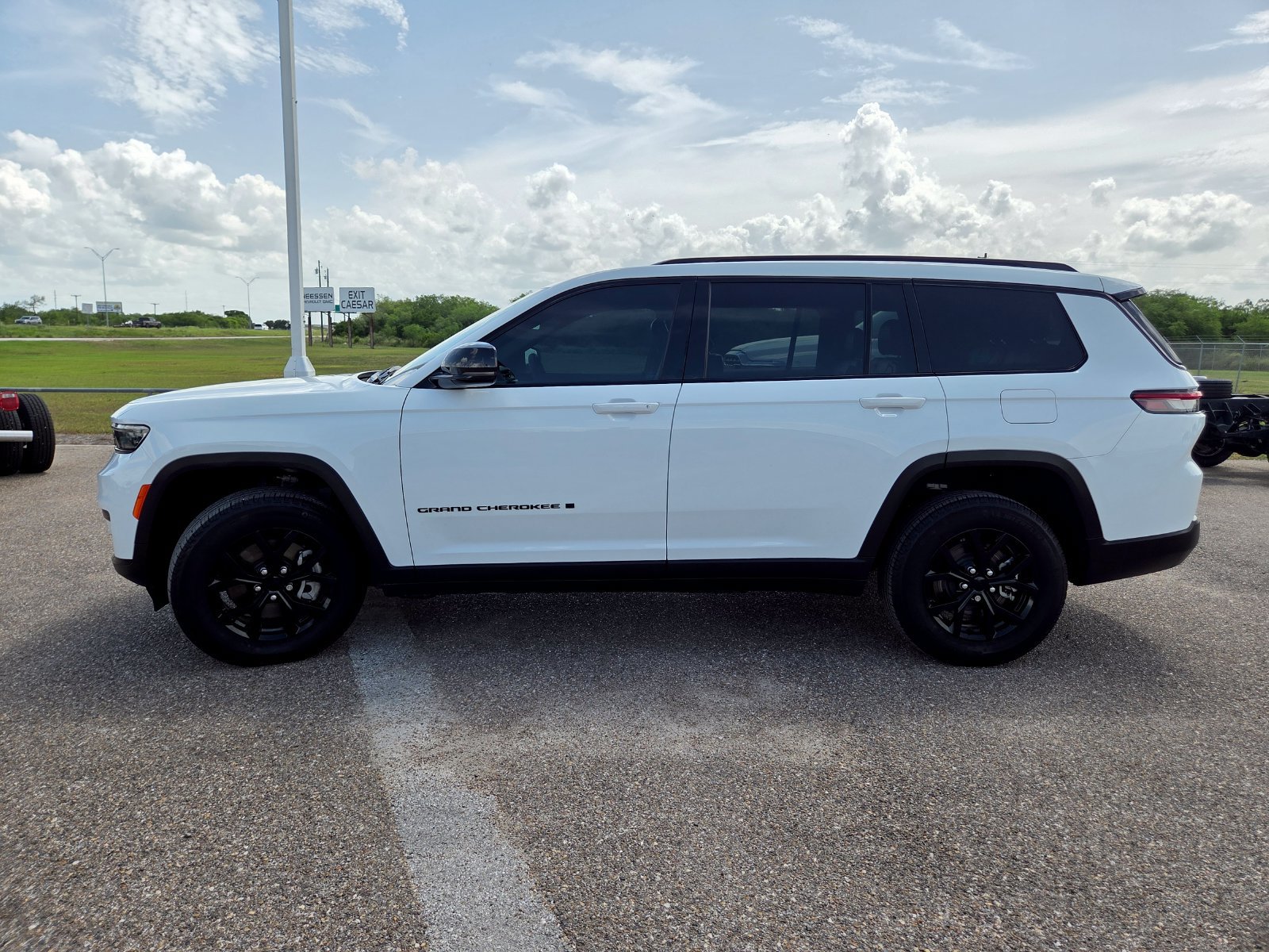 Used 2025 Jeep Grand Cherokee L Altitude AWD/4WD image 4