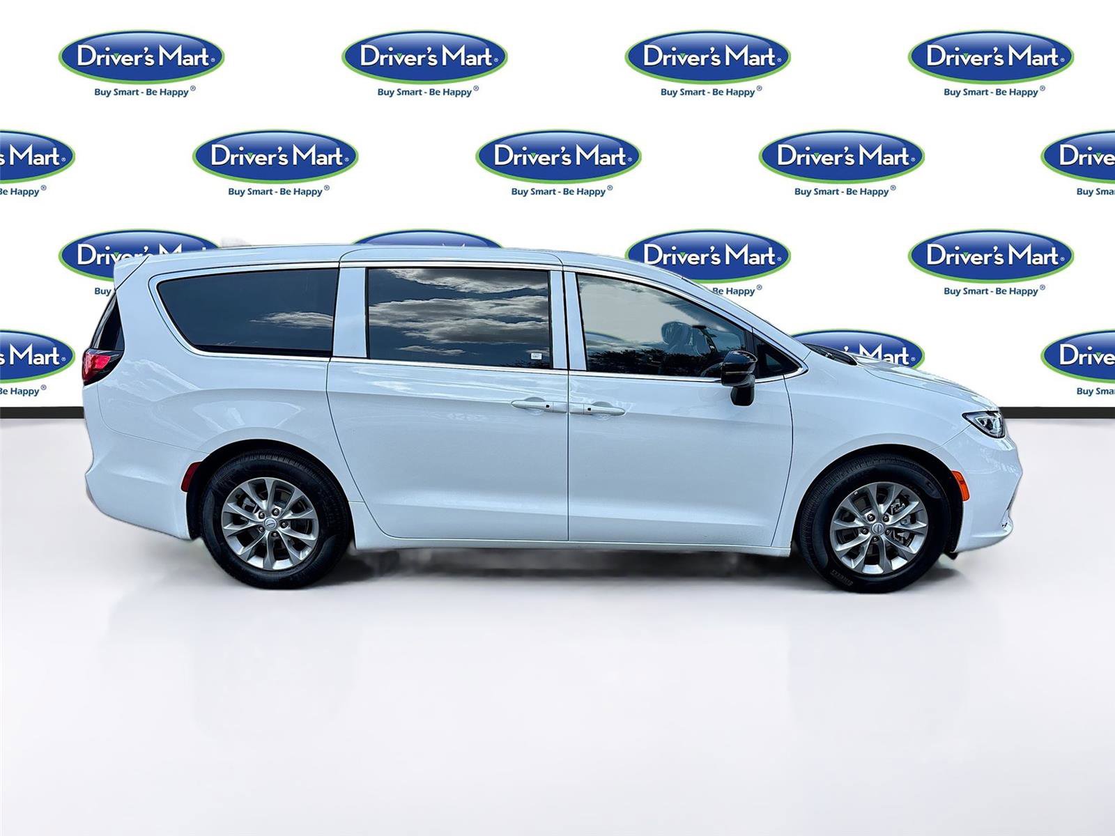 Used 2026 Chrysler Pacifica Limited FWD image 8