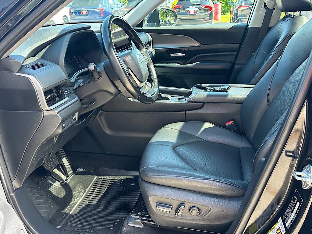 Used 2024 Toyota Grand Highlander AWD image 10