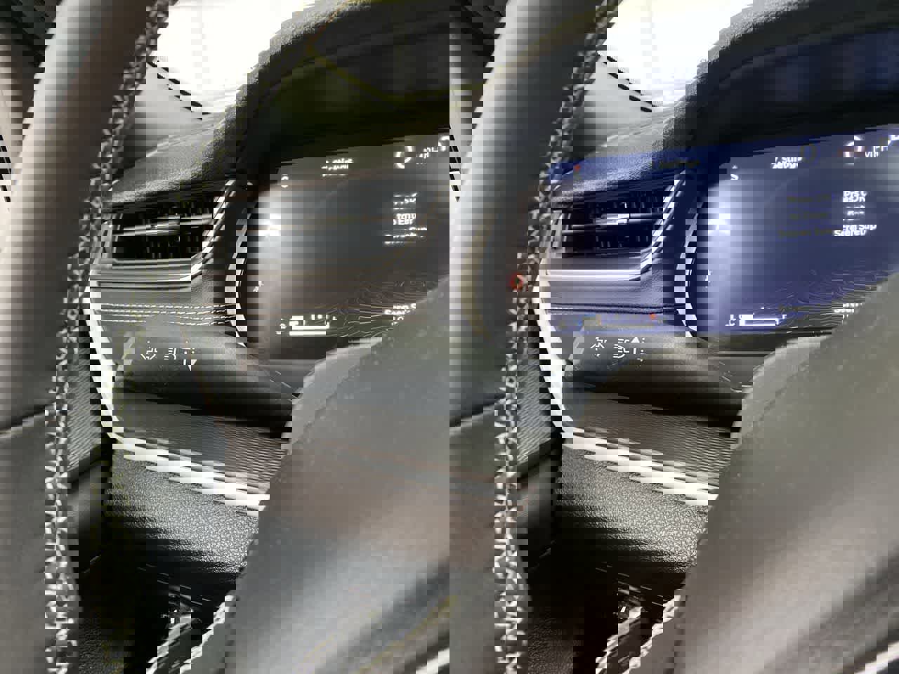 Used 2025 Jeep Grand Cherokee Altitude AWD/4WD image 24