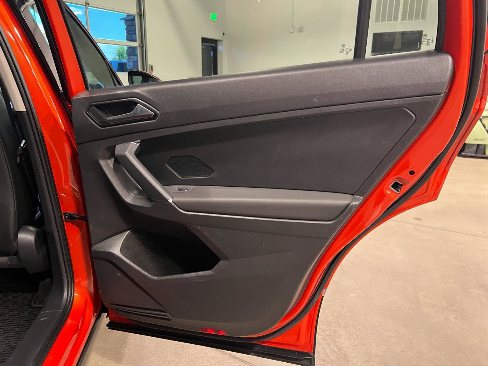 Used 2018 Volkswagen Tiguan SEL AWD/4WD image 36