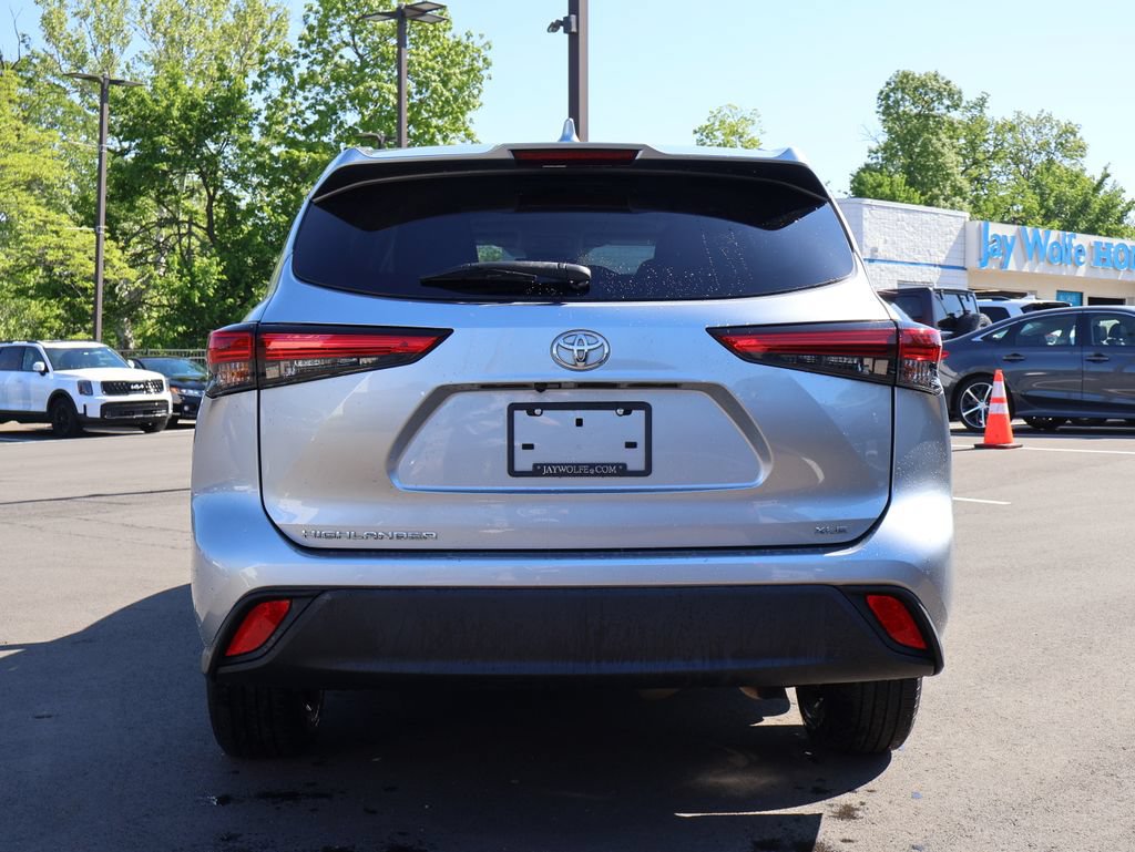 Used 2022 Toyota Highlander XLE FWD image 6