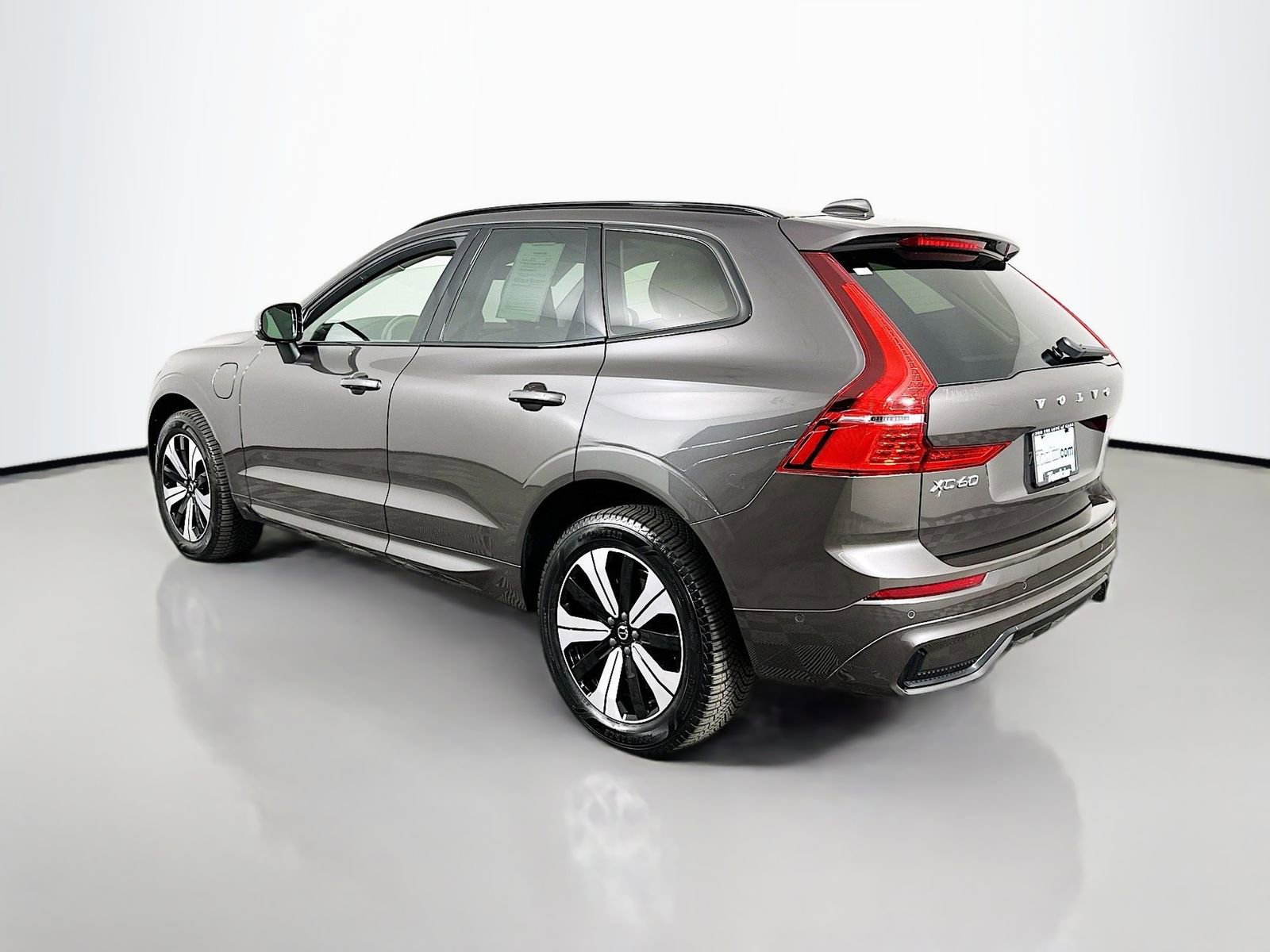 Used 2023 Volvo XC60 T8 Plus AWD/4WD image 5