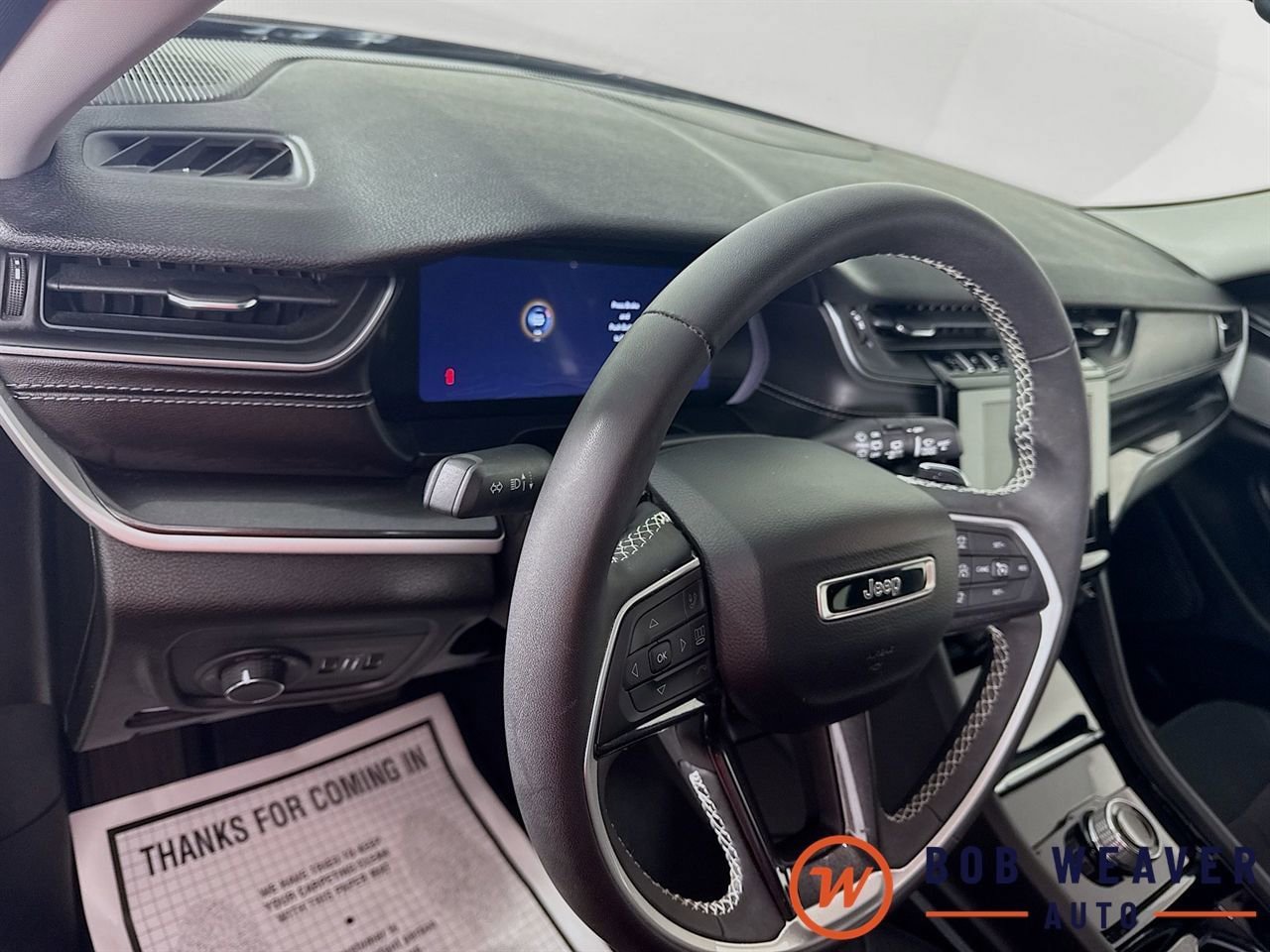Used 2023 Jeep Grand Cherokee Laredo AWD/4WD image 11