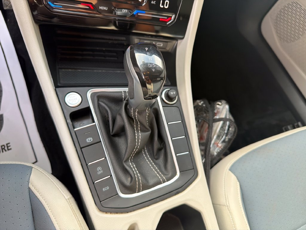 Used 2025 Volkswagen Jetta SE FWD image 21