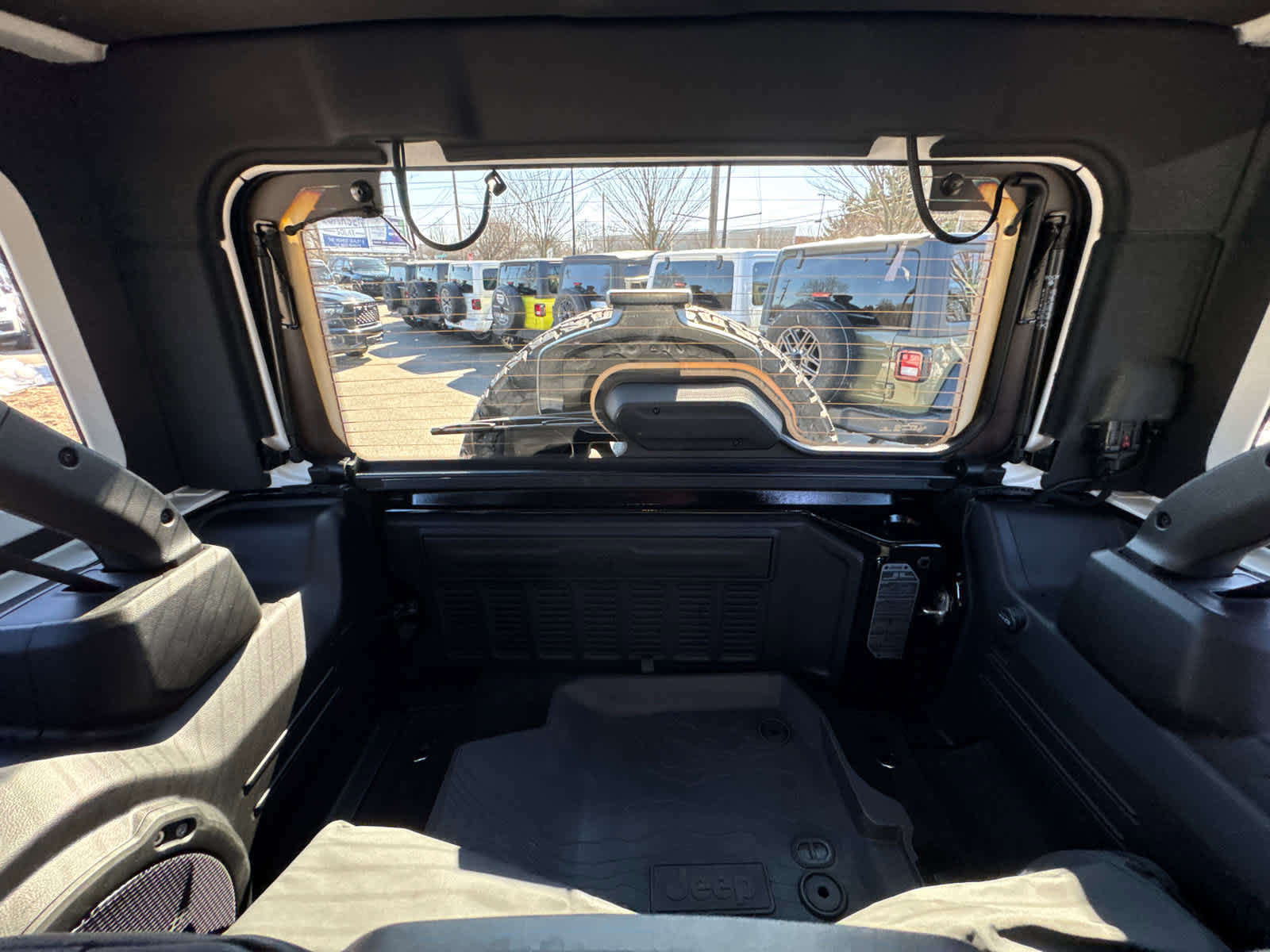Used 2025 Jeep Wrangler Unlimited Rubicon AWD/4WD image 32