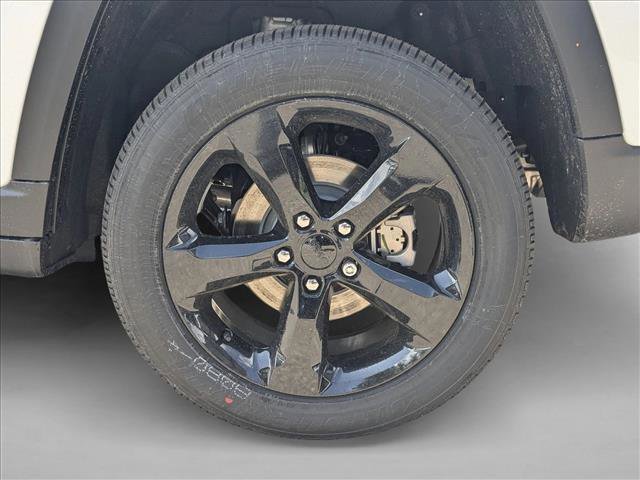 New 2025 Jeep Grand Cherokee Altitude image 9