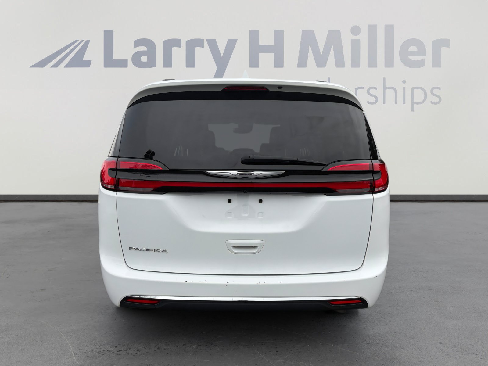 Used 2022 Chrysler Pacifica Touring-L FWD image 4