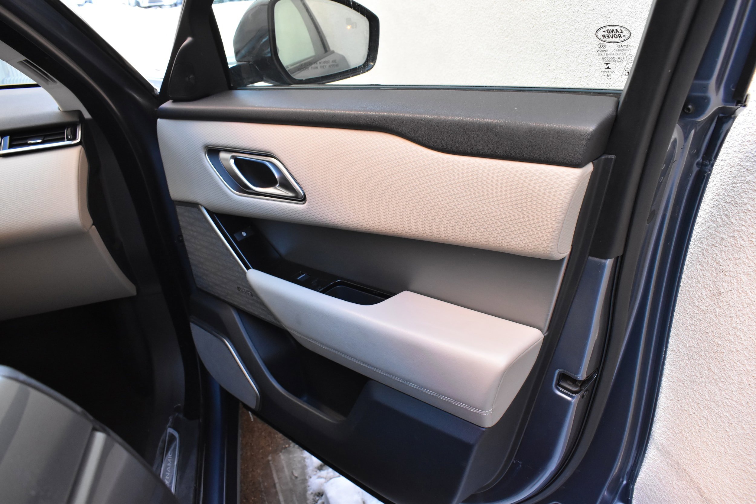Used 2019 Land Rover Range Rover Velar R-Dynamic SE AWD/4WD image 28
