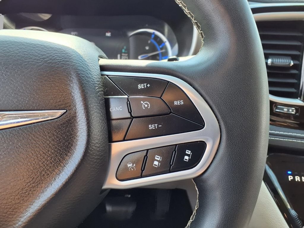 Used 2024 Chrysler Pacifica Limited FWD image 15