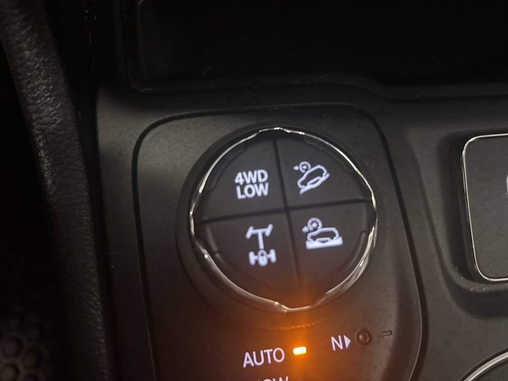Used 2022 Jeep Cherokee Trailhawk AWD/4WD image 16