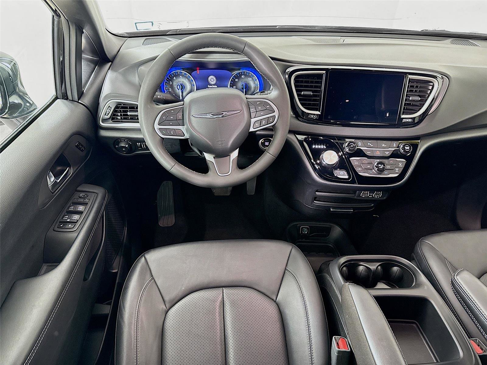 Used 2025 Chrysler Pacifica Select image 2