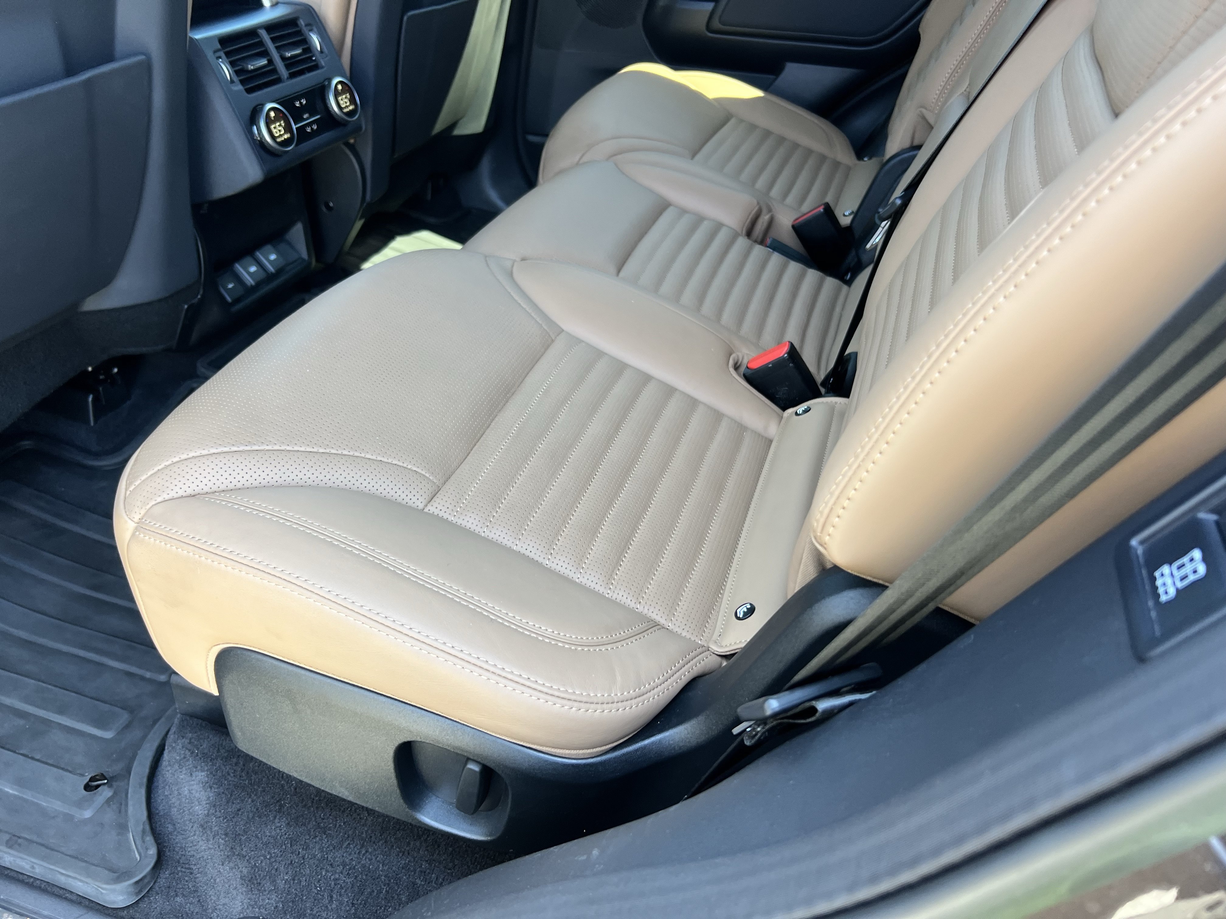 Certified 2023 Land Rover Discovery Metropolitan Edition AWD/4WD image 35