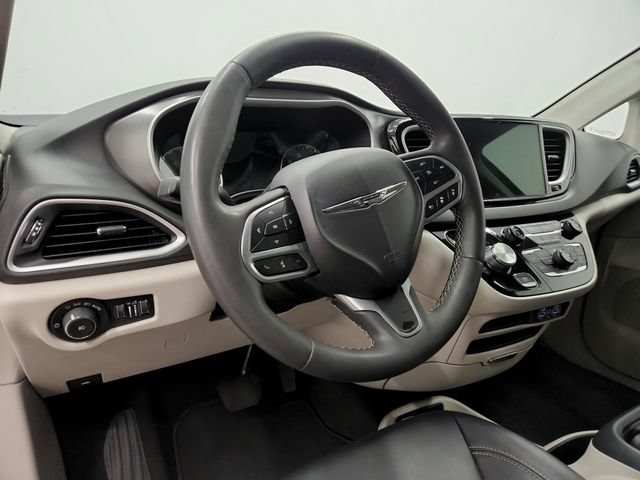 Used 2024 Chrysler Pacifica Touring-L FWD image 18