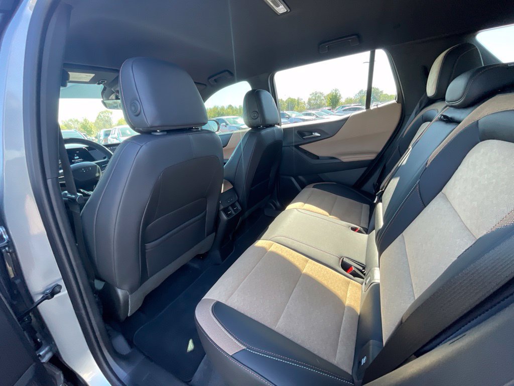 Used 2025 Chevrolet Equinox ACTIV w/ Safety and Technology Package FWD image 23