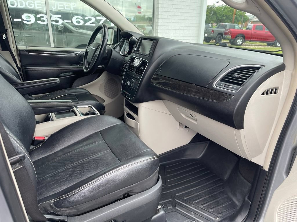 Used 2013 Chrysler Town & Country Touring-L w/ Driver Convenience Group FWD image 11