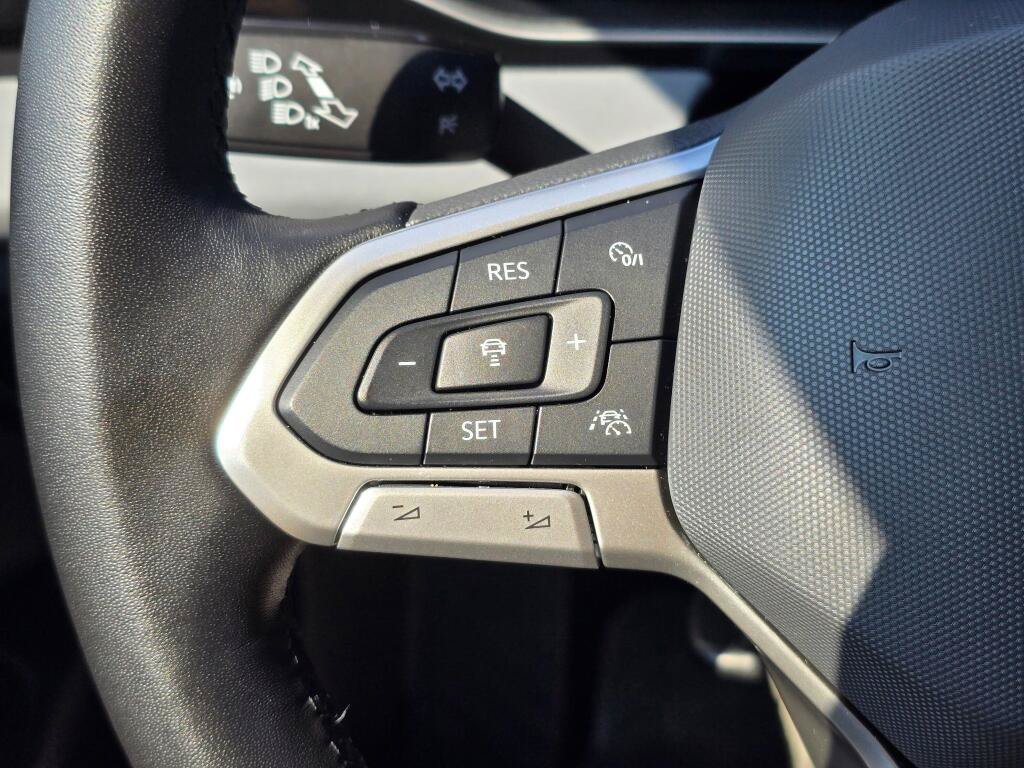 Certified 2025 Volkswagen Jetta SE FWD image 28