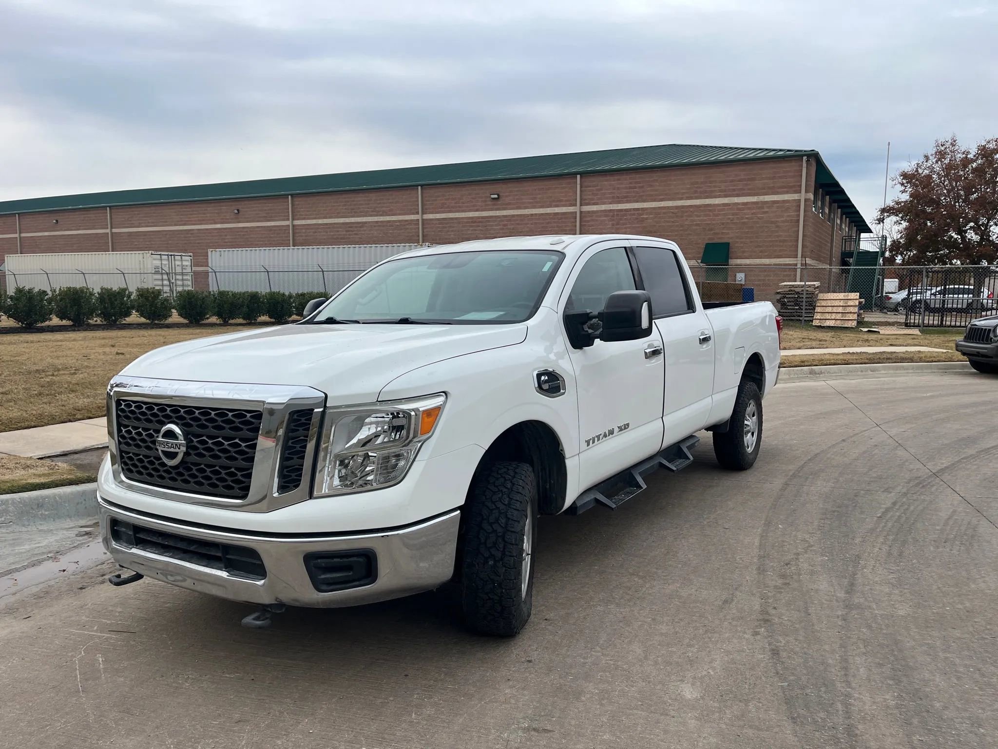 Used 2017 Nissan Titan SV image 3