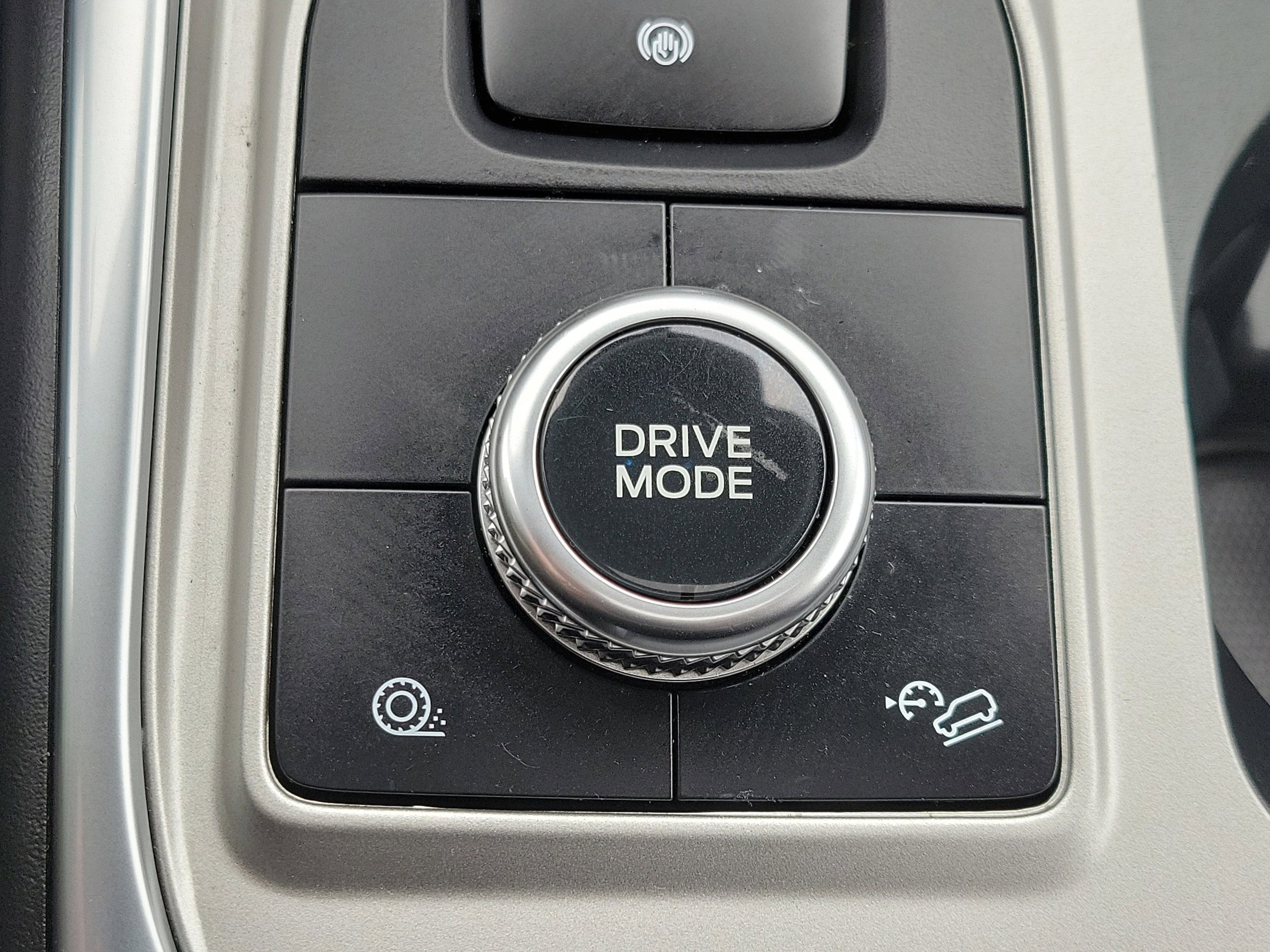 Used 2023 Ford Explorer XLT w/ Equipment Group 202A AWD/4WD image 33