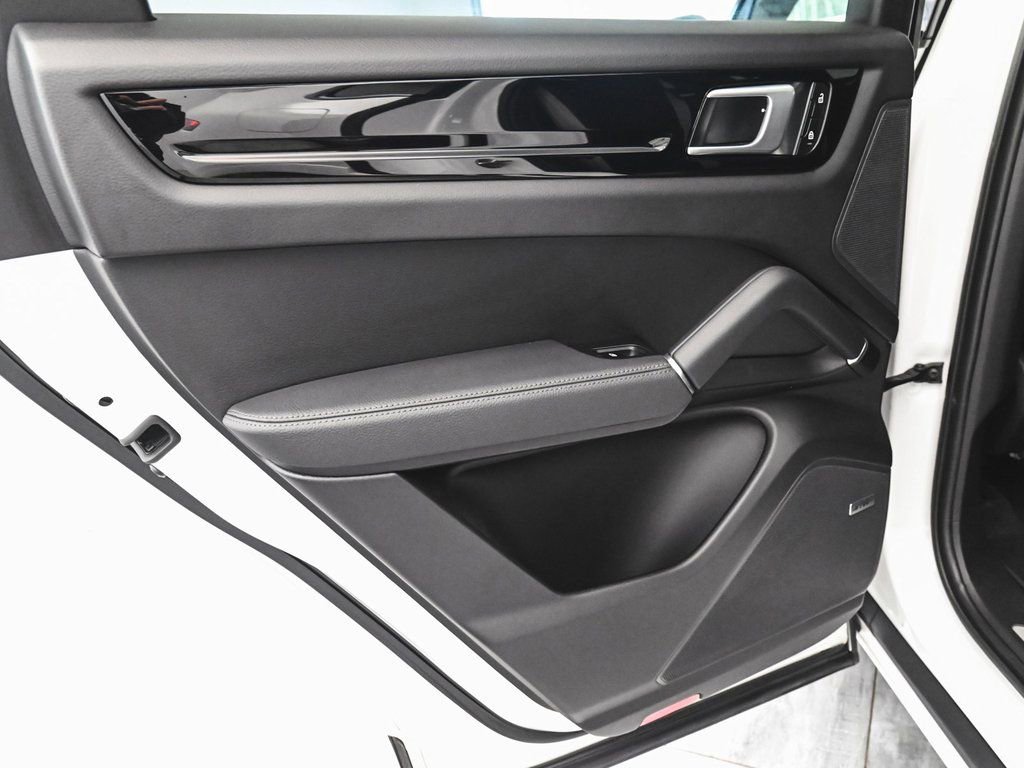 Used 2022 Porsche Cayenne Platinum Edition image 12