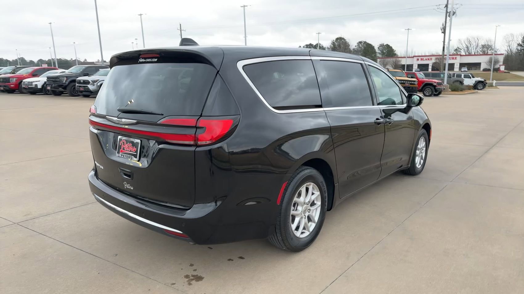 Used 2025 Chrysler Pacifica Select image 9