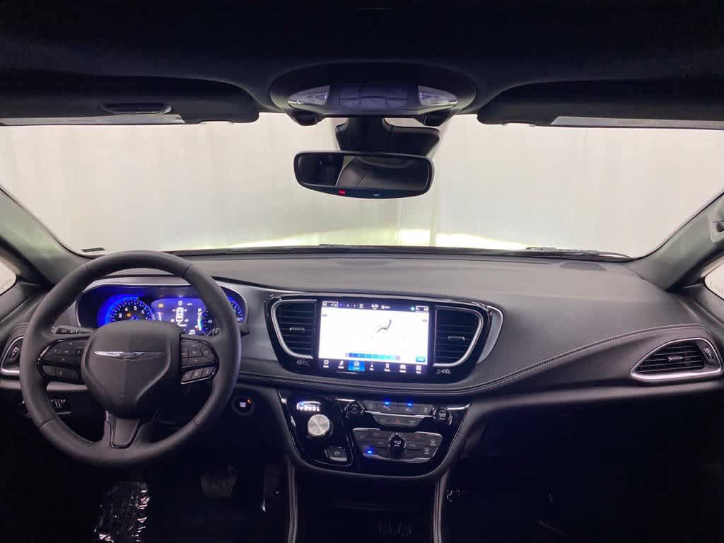 Used 2025 Chrysler Pacifica Limited FWD image 11